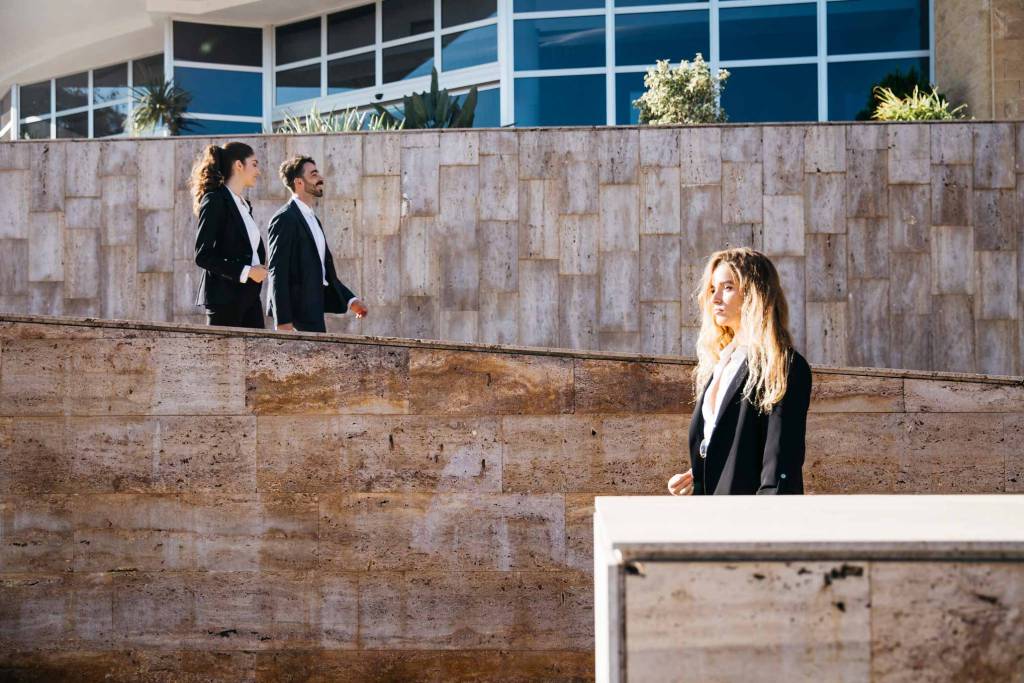 arquitectos saliendo de un colegio de arquitetos
